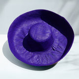 Chapeau artisanal Capeline bleu marine fait main à Madagascar, en fibres naturelles. Style authentique, léger et parfait pour l’été.