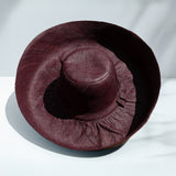 Chapeau artisanal Capeline chocolat fait main à Madagascar, en fibres naturelles. Style authentique, léger et parfait pour l’été.