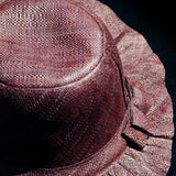 Chapeau artisanal Capeline chocolat fait main à Madagascar, en fibres naturelles. Style authentique, léger et parfait pour l’été.