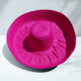 Chapeau artisanal Capeline Fuchsia fait main à Madagascar, en fibres naturelles. Style authentique, léger et parfait pour l’été.