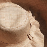 Chapeau artisanal Capeline naturel fait main à Madagascar, en fibres naturelles. Style authentique, léger et parfait pour l’été.