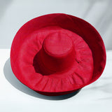 Chapeau artisanal Capeline Rouge fait main à Madagascar, en fibres naturelles. Style authentique, léger et parfait pour l’été.