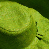Chapeau artisanal Capeline Vert Anis fait main à Madagascar, en fibres naturelles. Style authentique, léger et parfait pour l’été.