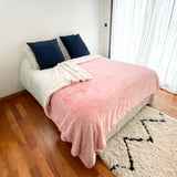 couverture cocoon rose 220x240 cm, 610g/m² recto imitation lapin et verso imitation mouton, ultra douce pour un confort chaleureux.