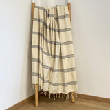 fouta plate traditionnelle calliope noir 100x200 cm ou 200x200cm coton 190 g/m², absorbante, légère et peu encombrante pour la plage ou la maison. se transforme en paréo.