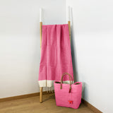 fouta traditionnelle nid d’abeille athena fuchsia 100x200 cm ou 200x200 cm 100 % coton 190 g/m², absorbante, légère et peu encombrante pour la plage ou la maison. Se transforme en paréo.