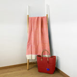 fouta traditionnelle nid d’abeille athena orange 100x200 cm ou 200x200 cm 100 % coton 190 g/m², absorbante, légère et peu encombrante pour la plage ou la maison. Se transforme en paréo