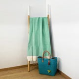 fouta traditionnelle nid d’abeille athena turquoise 100x200 cm ou 200x200cm 100 % coton 190 g/m², absorbante, légère et peu encombrante pour la plage ou la maison. Se transforme en paréo