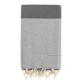 fouta traditionnelle nid d’abeille mikanda gris 100x200 cm ou 200x200 cm 100 % coton 190 g/m², absorbante, légère et peu encombrante pour la plage ou la maison. Se transforme en paréo