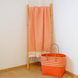 fouta traditionnelle nid d’abeille yadara orange 100x200 cm ou 200x200cm 100 % coton 190 g/m², absorbante, légère et peu encombrante pour la plage ou la maison. Se transforme en paréo