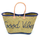 panier artisanal aravola luxe GM brodé good vibes bleu marine en fibres naturelles, tressage traditionnel en aravoula dimensions 50x20x32 avec finition brodée et fermeture bouton, idéal pour la plage, le marché et la ville.
