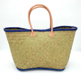 panier artisanal aravola luxe GM brodé good vibes bleu marine GM en fibres naturelles, tressage traditionnel en aravoula dimensions 50x20x32 avec finition brodée et fermeture bouton, idéal pour la plage, le marché et la ville.