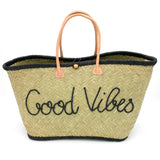 panier artisanal aravola luxe GM brodé good vibes noir en fibres naturelles, tressage traditionnel en aravoula dimensions 50x20x32 avec finition brodée et fermeture bouton, idéal pour la plage, le marché et la ville
