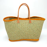 panier artisanal aravola luxe GM brodé good vibes safran GM en fibres naturelles, tressage traditionnel en aravoula dimensions 50x 20x 32 avec finition brodée et fermeture bouton, idéal pour la plage, le marché et la ville.