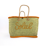 panier artisanal aravola luxe GM brodé soleil safran GM en fibres naturelles, tressage traditionnel en aravoula dimension 50x20x32cm avec finition brodée et fermeture bouton, idéal pour la plage, le marché et la ville.