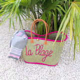 panier artisanal aravola pasika luxe GM brodé la plage fuchsia GM en fibres naturelles, tressage traditionnel en aravoula dimensions 50x20x32cm avec finition brodée et fermeture bouton, idéal pour la plage, le marché et la ville.
