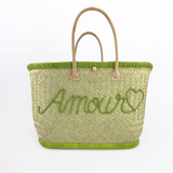 panier artisanal brodé amour vert GM en fibres naturelles, tressage traditionnel en aravoula dimensions 50x 20x 32 avec finition brodée et fermeture bouton, idéal pour la plage, le marché et la ville.