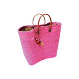 Panier artisanal Tana rose fabriqué à la main, en fibres naturelles de sisal brut avec poignées en cuir, dimensions 45× 20×35 cm. Panier robuste et élégant pour la plage, les courses ou la ville, avec tressage artisanal unique