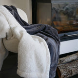 Plaid cocoon anthracite 130x170cm, recto imitation lapin et verso mouton 610g/m², ultra doux pour un confort chaleureux