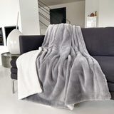 Plaid cocoon gris clair 130x170cm, recto imitation lapin et verso mouton 610g/m², ultra doux pour un confort chaleureux