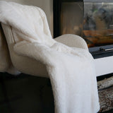 Plaid cocoon off white 130x170cm, recto imitation lapin et verso mouton 610g/m², ultra doux pour un confort chaleureux
