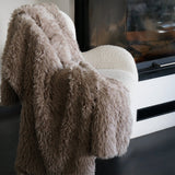 plaid longwool beige taupe 130x170 cm imitation fourrure à poils longs, 450g/m², ultra doux et élégant pour sublimer et réchauffer votre canapé.