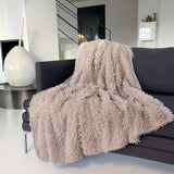 plaid longwool beige taupe 130x170 cm imitation fourrure à poils longs, 450g/m², ultra doux et élégant pour sublimer et réchauffer votre canapé.