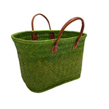 Panier Aravola artisanal MM vert anis en fibres naturelles avec poignées en cuir, dimensions 38×19×28 cm. Panier solide pour les courses, la plage ou la piscine, également appelé Panier Marché, tressage aravola.