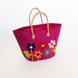 panier artisanal majunga fuchsia rabane brodé avec motifs fleurs avec pochon, poignées cuir dimensions 50x20x35 cm fond renforcé, idéal pour le marché ou la plage