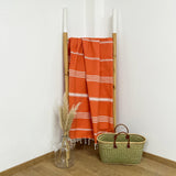 fouta plate traditionnelle kolora orange 100x200 cm, coton 190 g/m², absorbante, légère et peu encombrante pour la plage ou la maison. se transforme en paréo.