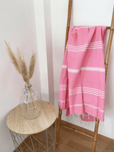 fouta plate traditionnelle kolora rose 100x200 cm, coton 190 g/m², absorbante, légère et peu encombrante pour la plage ou la maison. se transforme en paréo