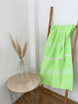 fouta plate traditionnelle kolora vert 100x200 cm, coton 190 g/m², absorbante, légère et peu encombrante pour la plage ou la maison. se transforme en paréo