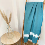 fouta plate traditionnelle kozo turquoise 100x200 cm, coton 190 g/m², absorbante, légère et peu encombrante pour la plage ou la maison. se transforme en paréo.