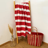 fouta plate traditionnelle transat rouge 100x200 cm, coton 190 g/m², absorbante, légère et peu encombrante pour la plage ou la maison. Se transforme en paréo.