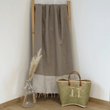 fouta traditionnelle nid d’abeille mikanda taupe 100x200 cm ou 200x200 cm 100 % coton 190 g/m², absorbante, légère et peu encombrante pour la plage ou la maison. Se transforme en paréo