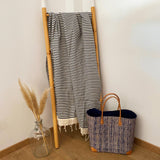 fouta traditionnelle nid d’abeille yadara bleu marine 100x200 cm ou 200x200 cm 100 % coton 190 g/m², absorbante, légère et peu encombrante pour la plage ou la maison. Se transforme en paréo