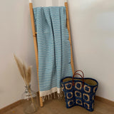 fouta traditionnelle nid d’abeille yadara turquoise 100x200 cm ou 200x200 cm 100 % coton 190 g/m², absorbante, légère et peu encombrante pour la plage ou la maison. Se transforme en paréo