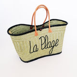 panier artisanal aravola luxe GM brodé pasika la plage noir GM en fibres naturelles, tressage traditionnel en aravoula dimension 50x20x32 avec finition brodée et fermeture bouton, idéal pour la plage, le marché et la ville.