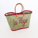 panier artisanal aravola pasika luxe GM brodé la plage rouge GM en fibres naturelles, tressage traditionnel en aravoula dimension 50x20x32cm avec finition brodée et fermeture bouton, idéal pour la plage, le marché et la ville