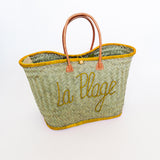 panier artisanal aravola luxe Pasika GM brodé la plage safran GM en fibres naturelles, tressage traditionnel en aravoula dimension 50x20x32 cm avec finition brodée et fermeture bouton, idéal pour la plage, le marché et la ville