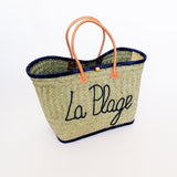 panier artisanal aravola luxe GM brodé la plage bleu marine GM en fibres naturelles, tressage traditionnel en aravoula dimension 50x20x32cm avec finition brodée et fermeture bouton, idéal pour la plage, le marché et la ville.