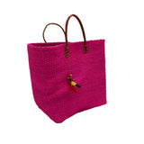 Panier artisanal Tana fuchsia fabriqué à la main, en fibres naturelles de sisal brut avec poignées en cuir, dimensions 45 × 20×35 cm. Panier robuste et élégant pour la plage, les courses ou la ville, avec tressage artisanal unique