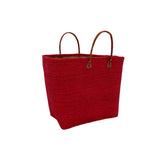 Panier artisanal Tana rouge fabriqué à la main, en fibres naturelles de sisal brut avec poignées en cuir, dimensions 45 × 20×35 cm. Panier robuste et élégant pour la plage, les courses ou la ville, avec tressage artisanal unique.