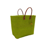 Panier artisanal Tana vert fabriqué à la main, en fibres naturelles de sisal brut avec poignées en cuir, dimensions 45 × 20 × 35 cm. Panier robuste et élégant pour la plage, les courses ou la ville, avec tressage artisanal unique
