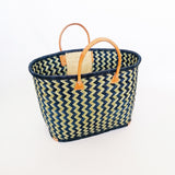 panier artisanal toama bleu marine Gm avec poche en fibres naturelles avec poignées en cuir dimensions 55x20x35cm, idéal pour marché plage ou courses robuste et élégant