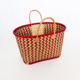panier artisanal toama rouge Gm avec poche en fibres naturelles avec poignées en cuir dimensions 55x20x35cm, idéal pour marché plage ou courses robuste et élégant