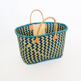 panier artisanal toama turquoise Gm avec poche en fibres naturelles avec poignées en cuir dimensions 55x20x35cm, idéal pour marché plage ou courses robuste et élégant