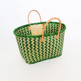 panier artisanal toama vert anis Gm avec poche en fibres naturelles avec poignées en cuir dimensions 55x20x35cm, idéal pour marché plage ou courses robuste et élégant