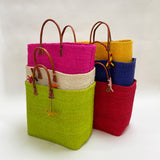 Panier artisanal Tana fabriqué à la main, en fibres naturelles de sisal brut avec poignées en cuir, dimensions 45×20×35 cm. Panier robuste et élégant pour la plage, les courses ou la ville, avec tressage artisanal unique.