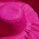 Chapeau artisanal Capeline Fuchsia fait main à Madagascar, en fibres naturelles. Style authentique, léger et parfait pour l’été.